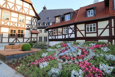 Schiefes Haus mit Blumenuhr in Wernigerode