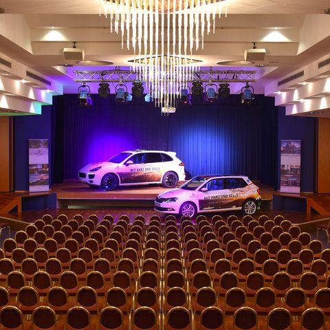 Großer Saal mit Autos im HKK Hotel Wernigerode im Harz